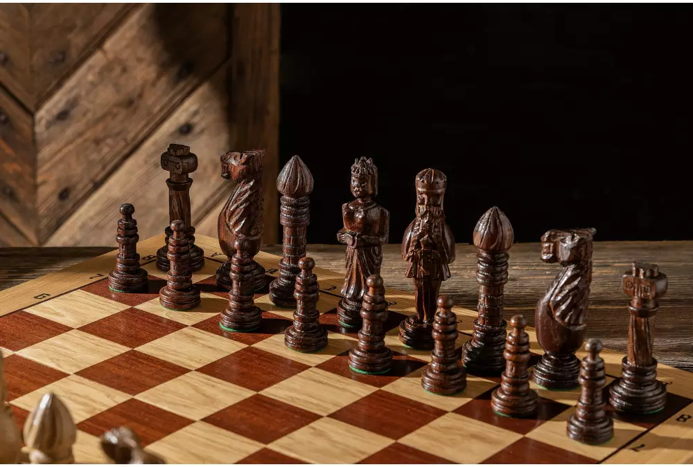 DUŻE SZACHY DĘBOWE (64,5x65cm) intarsjowane, rzeźbione, drewniane